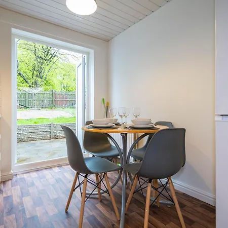 Сasa de vacaciones 2 Bed-sleeps 4-private Garden- Free Parking