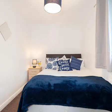 2 Bed-sleeps 4-private Garden- Free Parking *