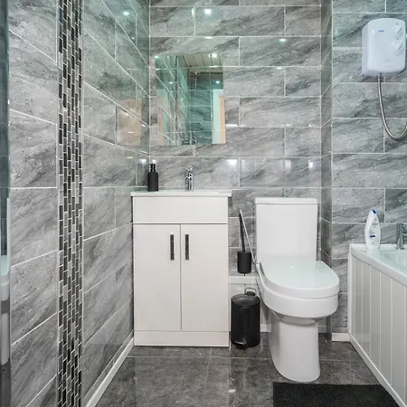 2 Bed-sleeps 4-private Garden- Free Parking *